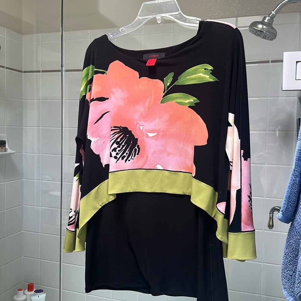 Loggia long black and floral L/S tunic.